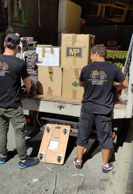 Persona organizando cajas de mudanza en Elche
