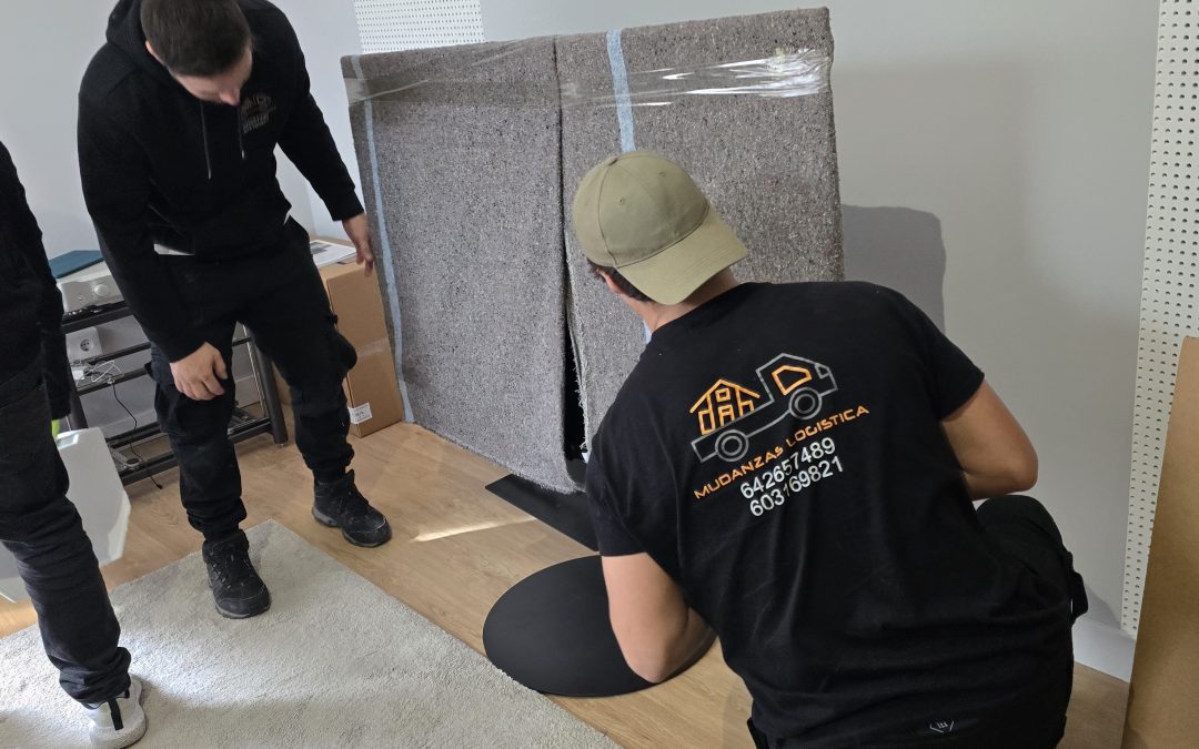 Operario especializado desmontando con herramientas un mueble para solucionar un problema de acceso, gracias a su experiencia.