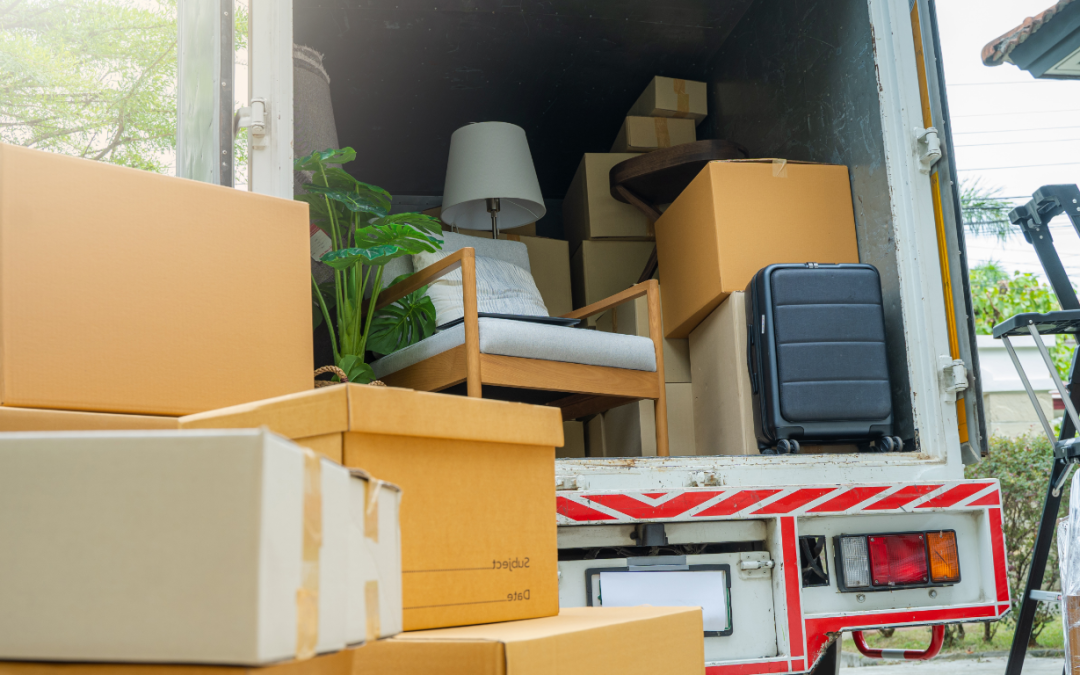 Vaciado y reciclaje responsable de viviendas en Alicante y Elche, equipo retirando muebles y clasificando objetos para donación y reciclaje